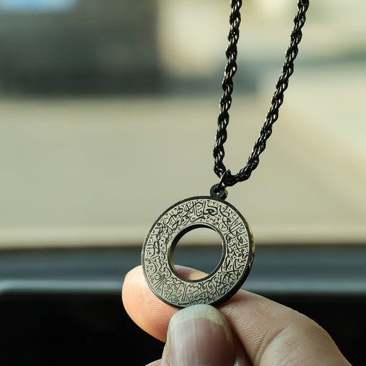 Rope chain design adds a minimalist and modern  تصميم سلسلة الحبل يضيف لمسة بسيطة وعصرية