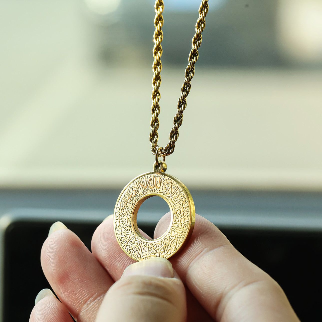 Rope chain design adds a minimalist and modern  تصميم سلسلة الحبل يضيف لمسة بسيطة وعصرية